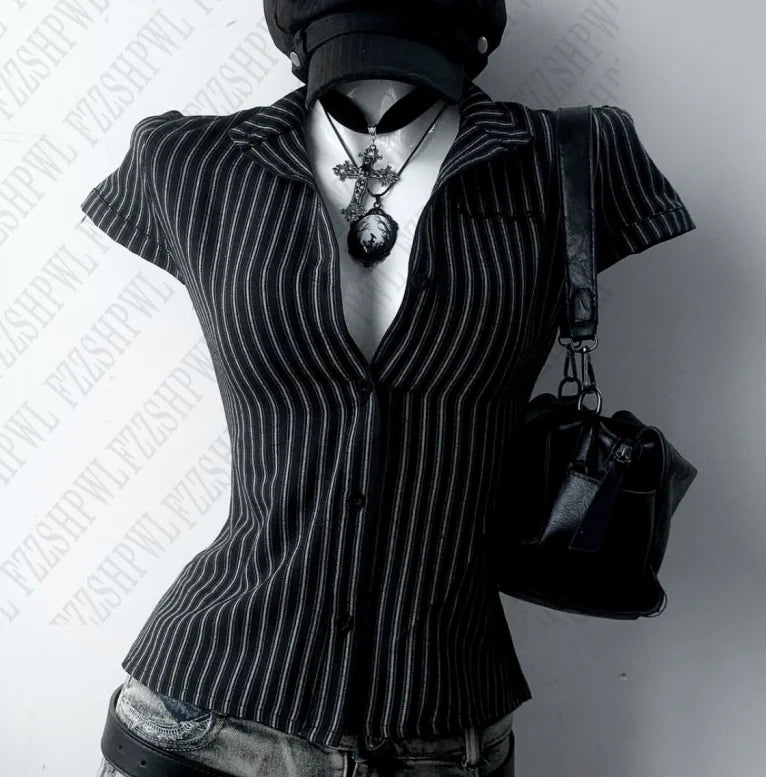 𝘽𝙡𝙖𝙘𝙠 𝙖𝙣𝙙 𝙬𝙝𝙞𝙩𝙚 𝙨𝙩𝙧𝙞𝙥𝙚𝙙 𝙨𝙝𝙞𝙧𝙩