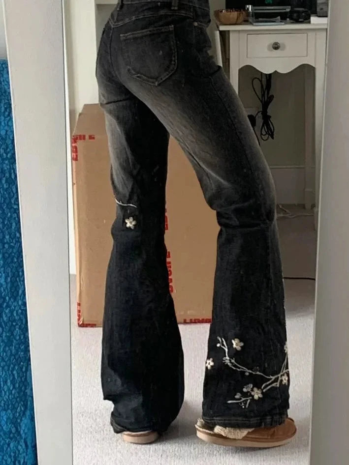 𝙨𝙖𝙠𝙪𝙧𝙖 𝙣𝙤𝙞𝙧 𝙛𝙡𝙖𝙧𝙚𝙨